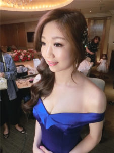 新娘秘書 | 新娘造型 | 新秘RITA | 好媳婦髮型 | 浪漫捲髮 | 低髮髻 | 髮絲感 | 蕾絲長頭紗 | 圓眼